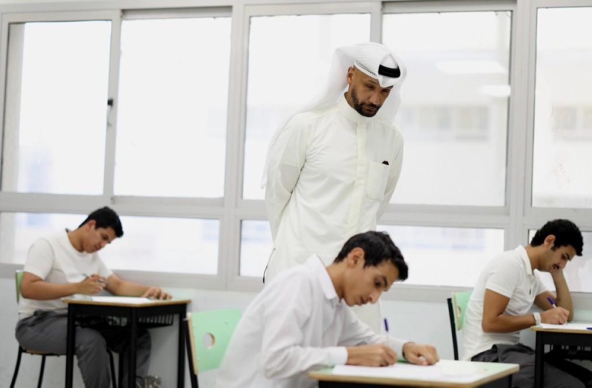 الوكيل الرشيد يتابع أحد اختبارات طلاب الثاني عشر