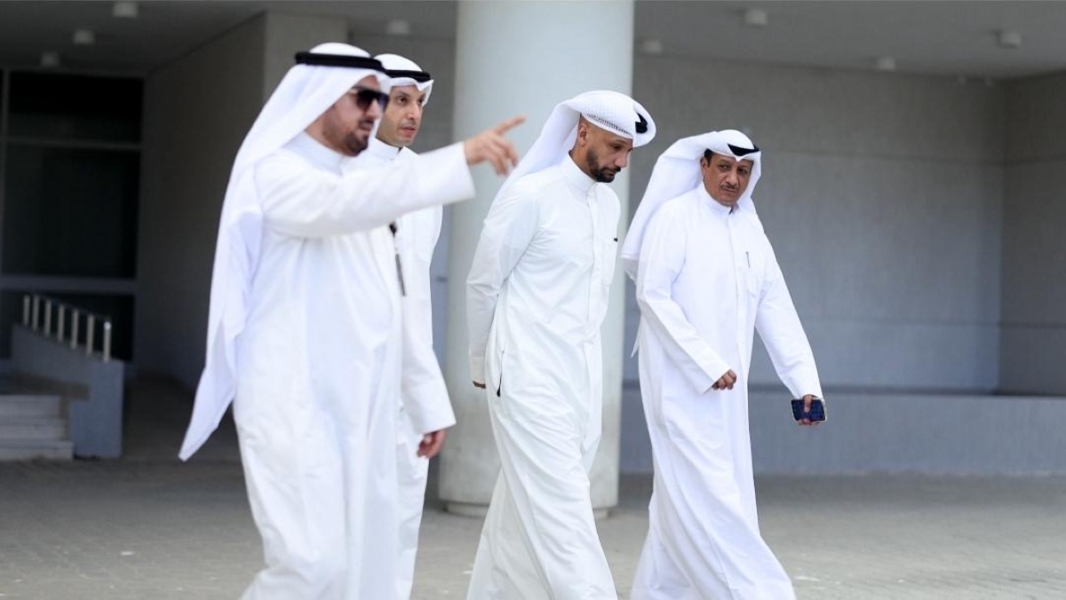 الرشيد والحمد لدى تفقدهما إحدى اللجان