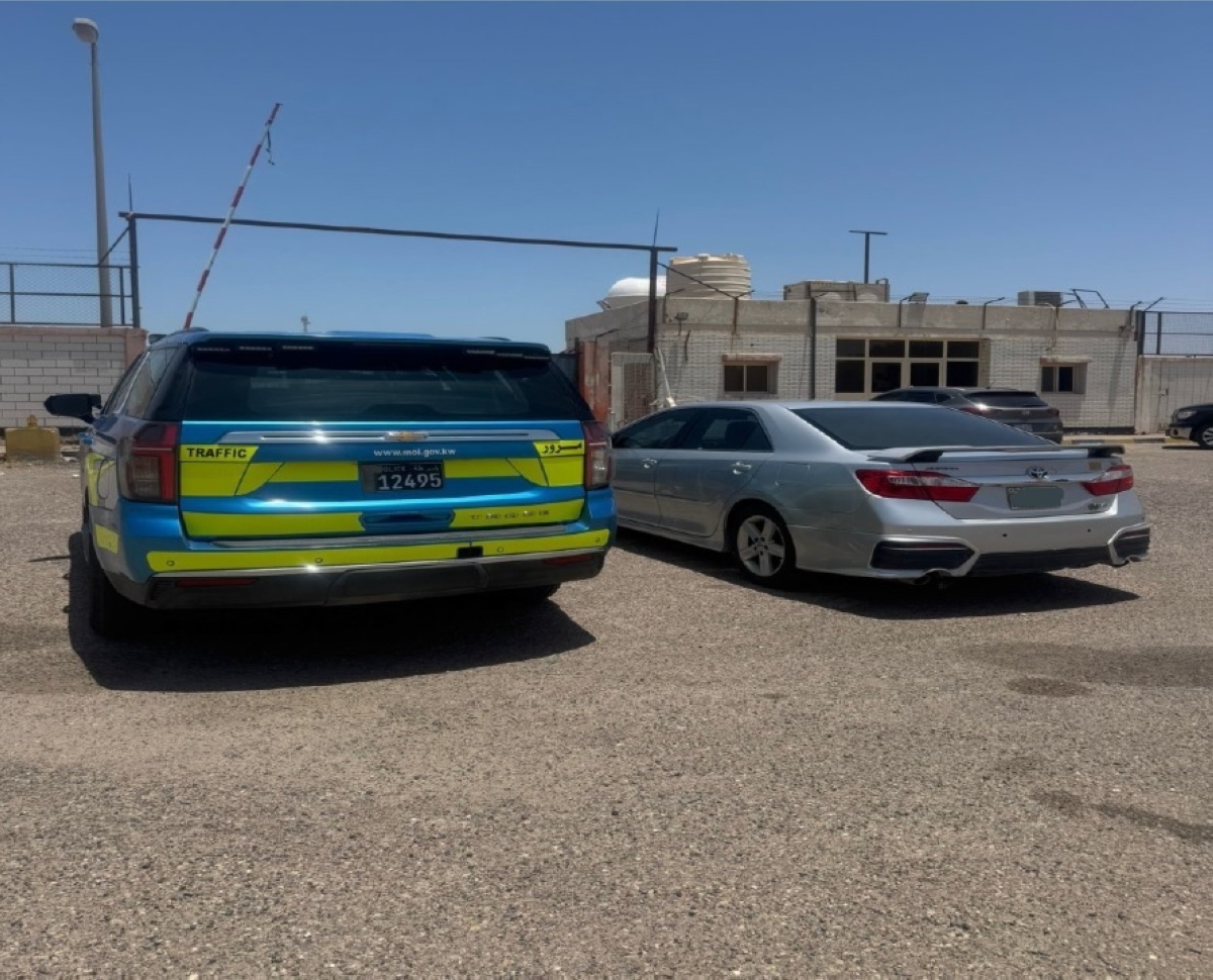 دورية مرور إلى جانب مركبة مخالفة