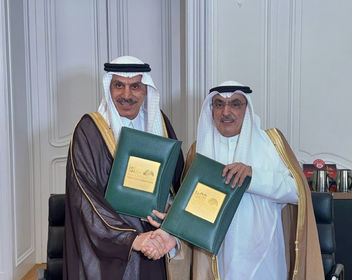 وليد البحر ومحمد الجاسر خلال توقيع الاتفاقية