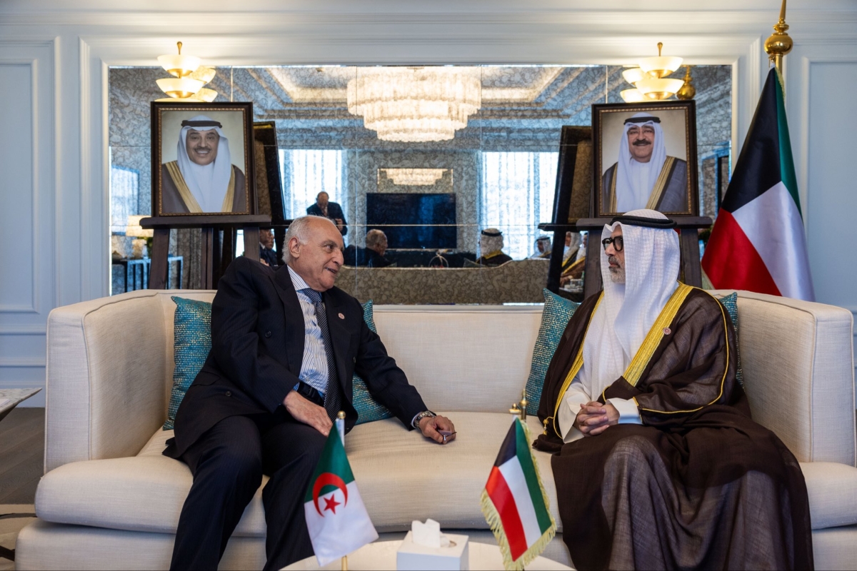 جراح الجابر خلال اللقاء مع نظيره الجزائري