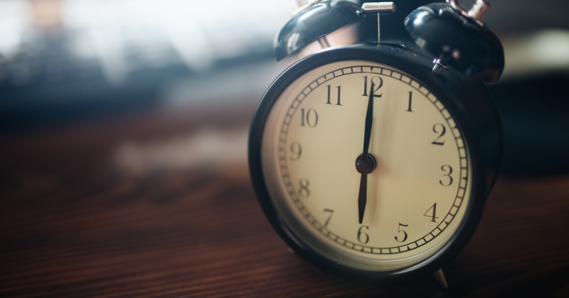 ما التوقيت الأمثل للاستيقاظ صباحاً... بعد سن الستين؟ 