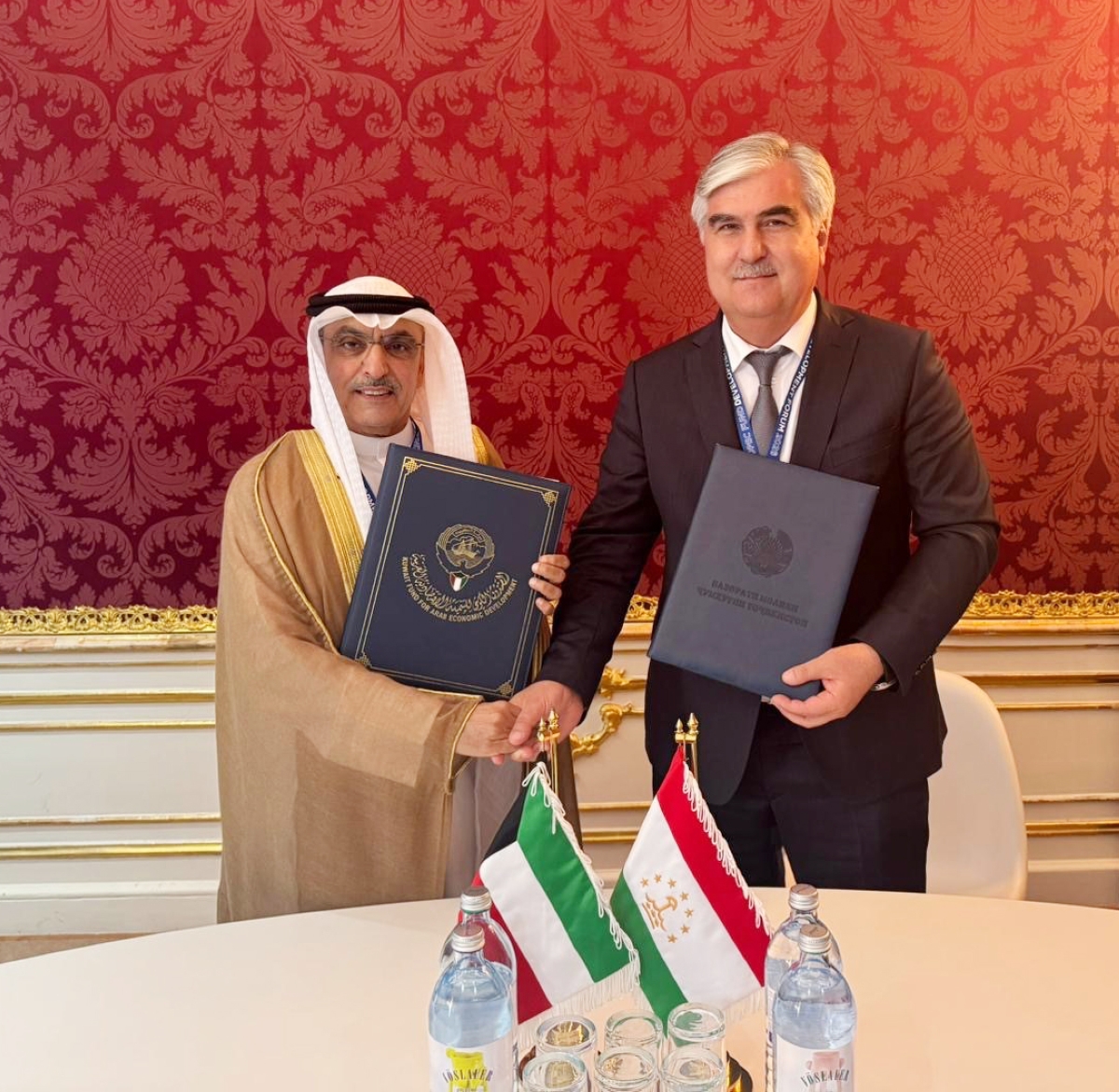 وليد البحر ووزير المالية الطاجيكي بعد توقيع الاتفاقية