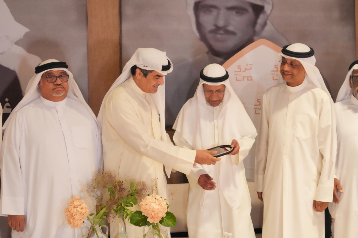 الراشد يتسلم درعاً من فهد العبدالجليل بحضور العميري العصفور