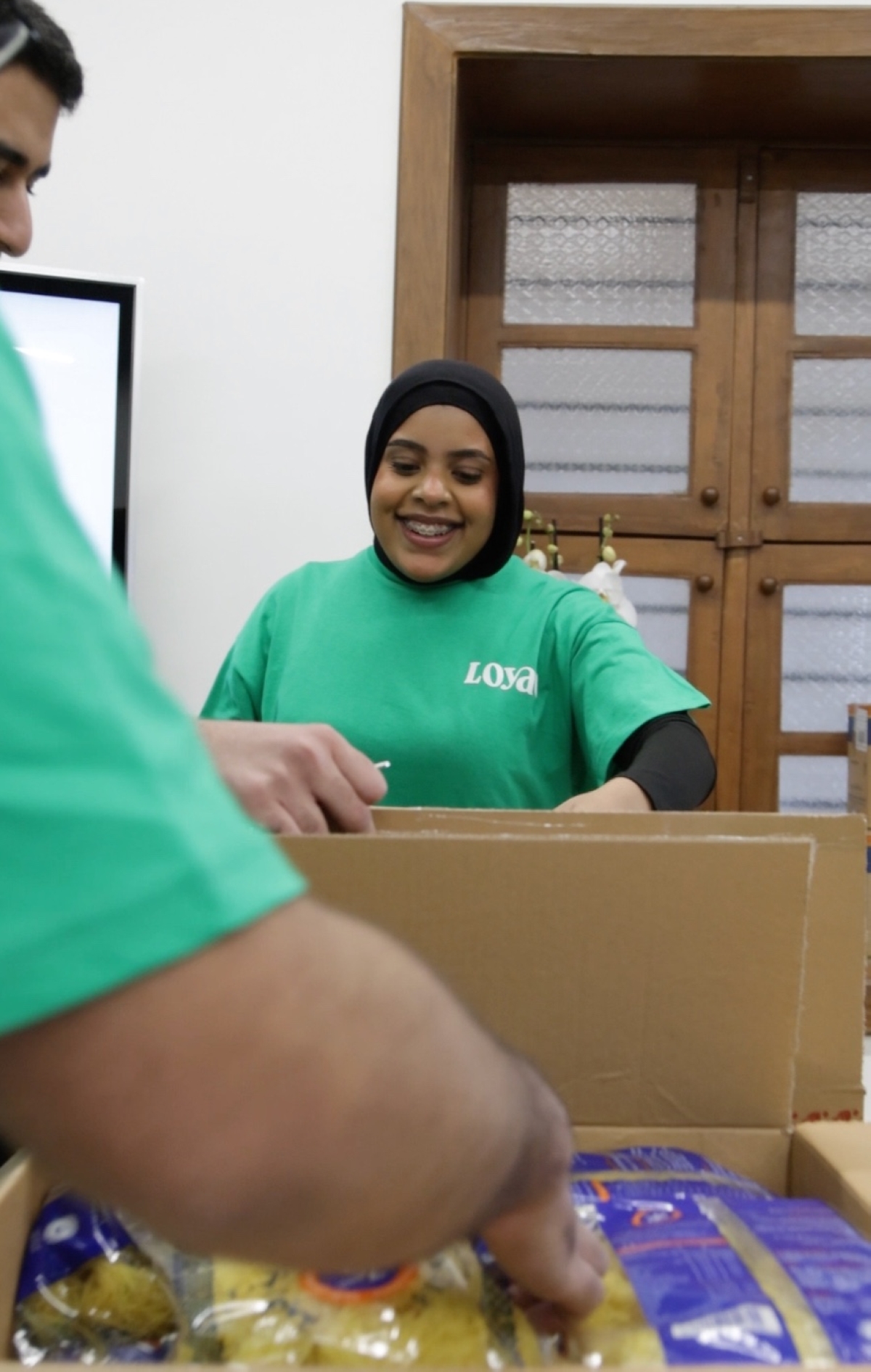 تجهيز السلال الغذائية لتوزيعها على الأسر المتعفّفة