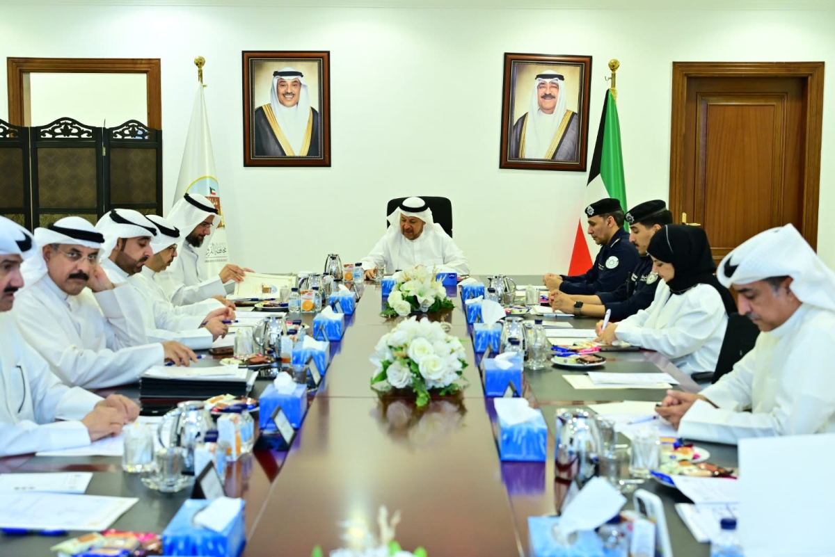 محافظ الفروانية مترئساً الاجتماع