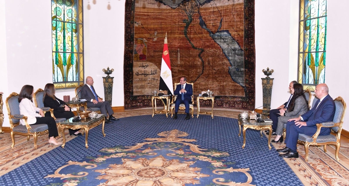 السيسي مستقبلاً برهم صالح والوفد المرافق