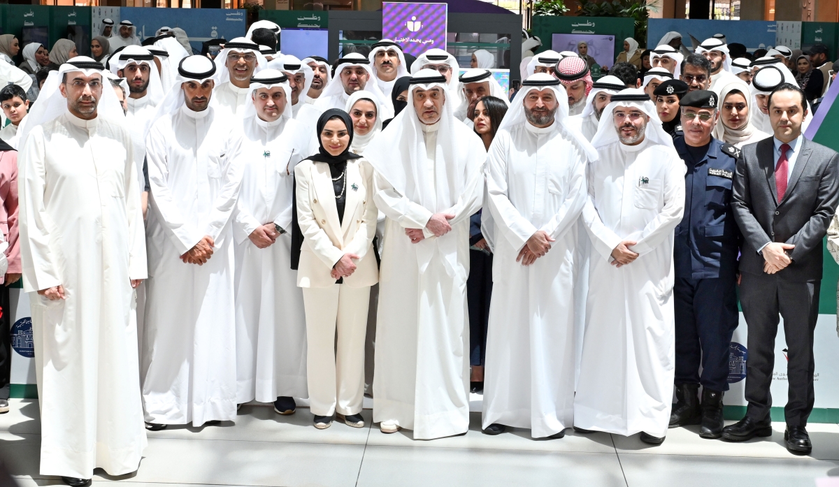 اليوسف والحويلة والسميط مع المشاركين في إطلاق الحملة         