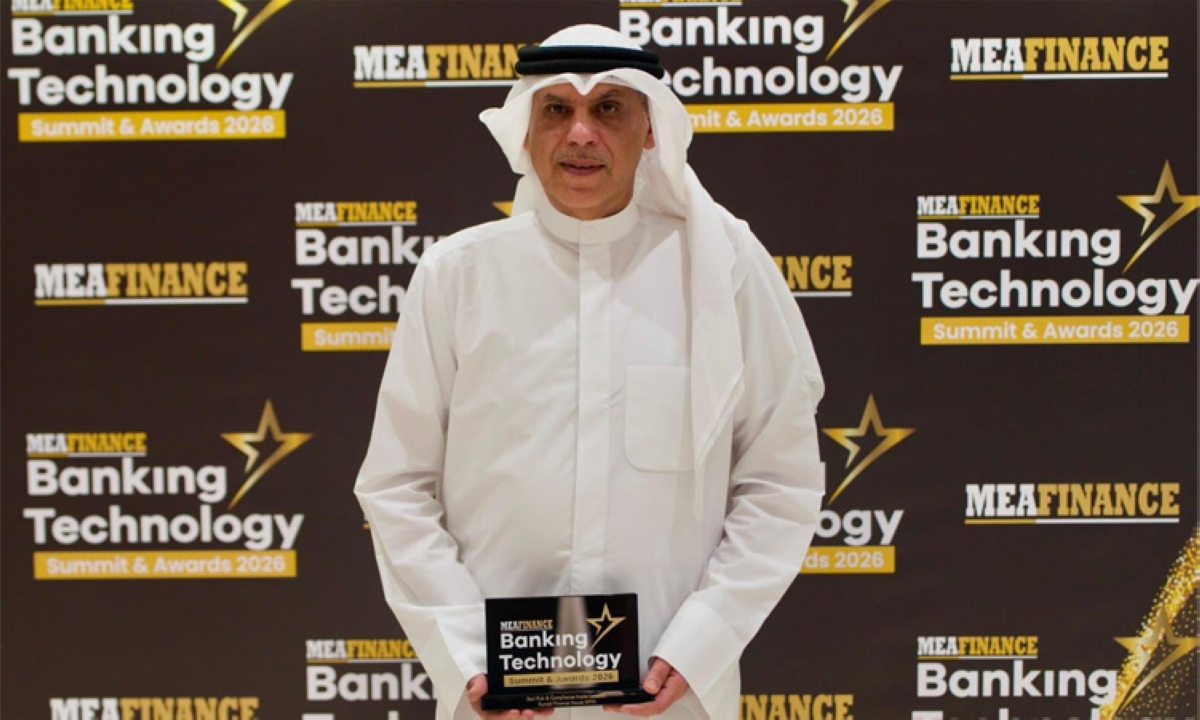 مشعل الشايع متسلماً الجائزة