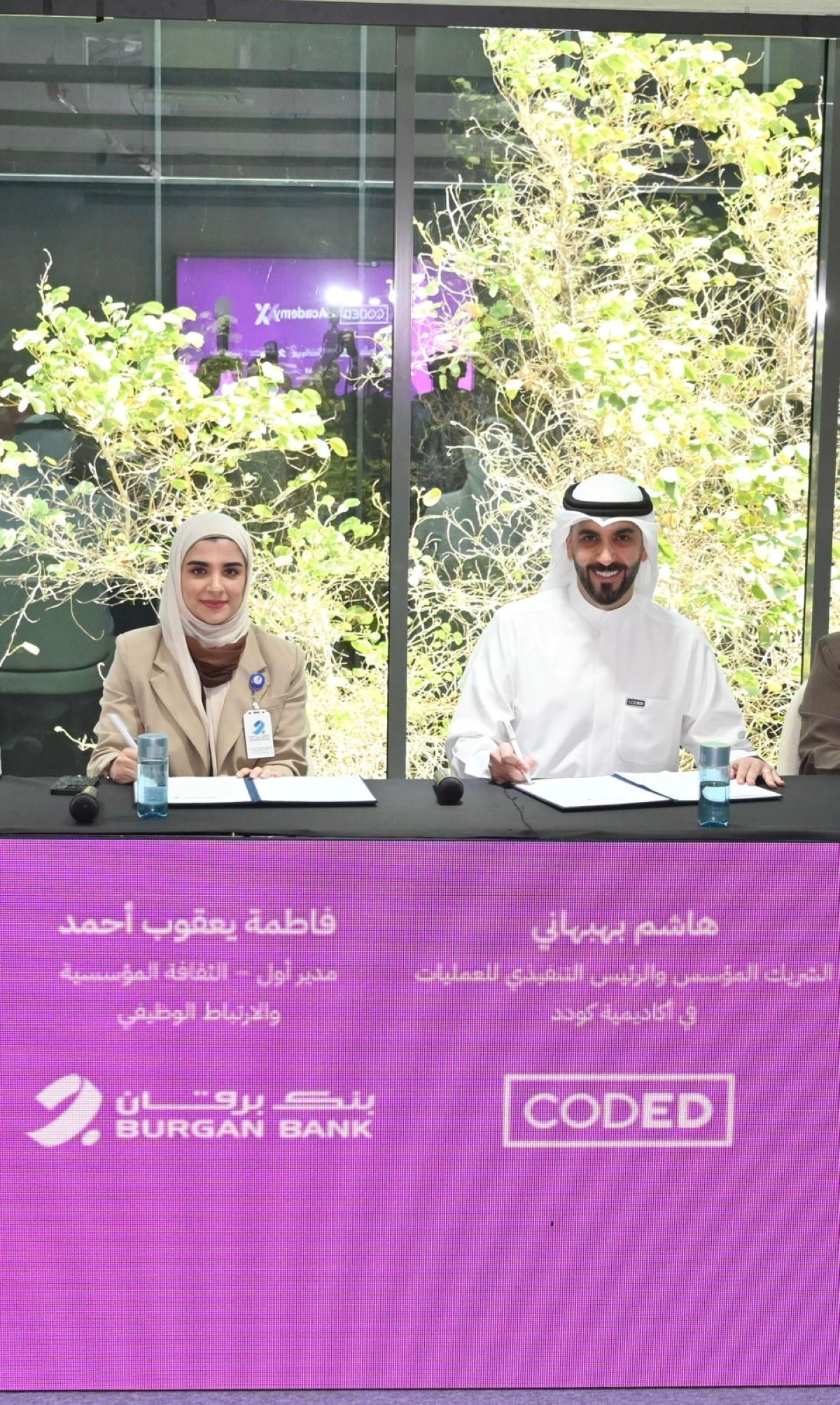 هاشم بهبهاني وفاطمة أحمد خلال التوقيع على اتفاقية تجديد الشراكة الإستراتيجية

