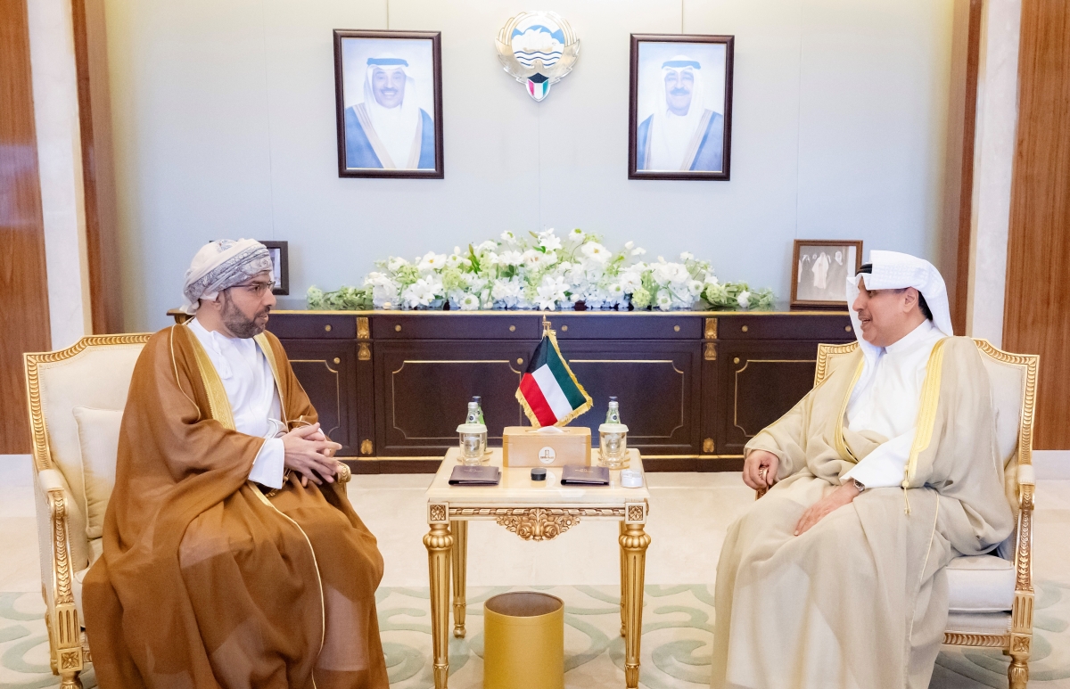 وزير الديوان الأميري مستقبلاً سفير سلطنة عمان
