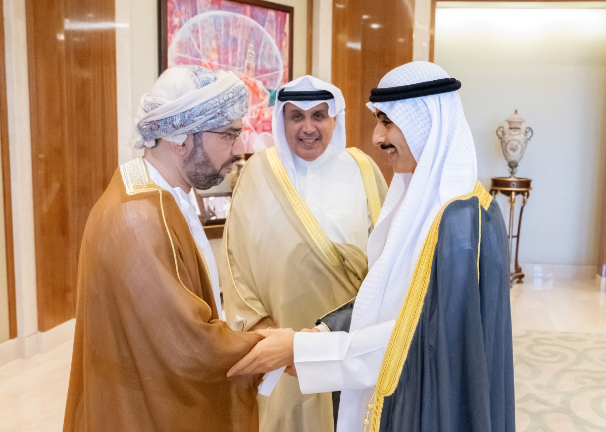 حمد جابر العلي وثامر الجابر خلال اللقاء مع الخروصي