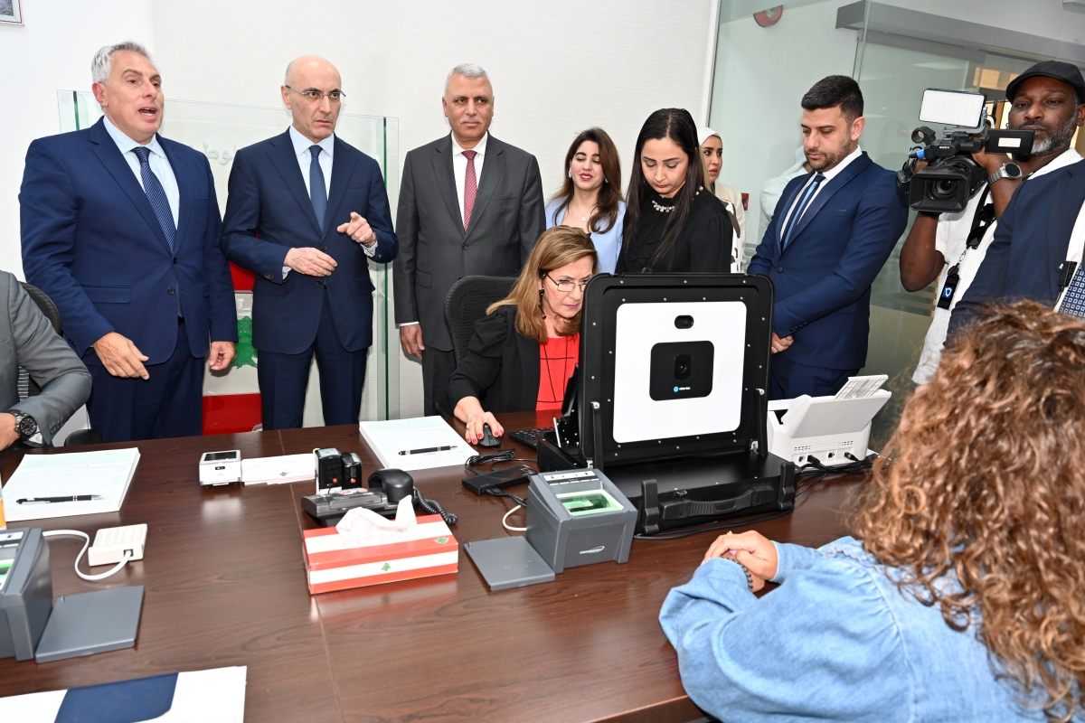 وزير الداخلية اللبناني يدشن خدمة البصمة البيومترية للجواز اللبناني في السفارة (تصوير أسعد عبدالله)