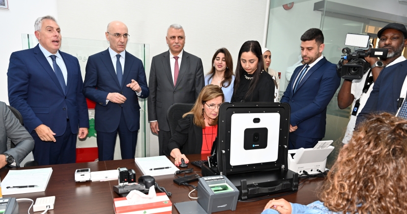 الوزير الحجار يدشن البصمة البيومترية للجواز اللبناني في الكويت 