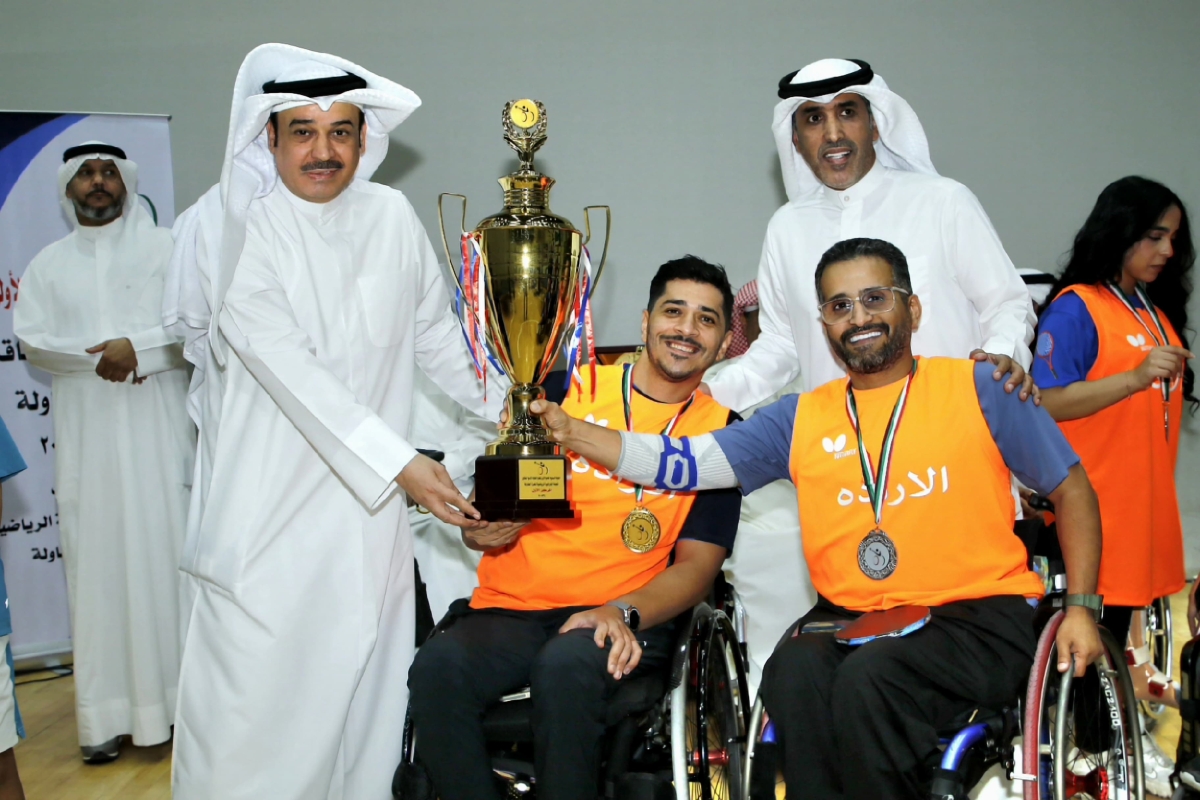 دعيج الهاجري وفلحان العتيبي يُقدّمان الكأس للاعبي نادي الإرادة