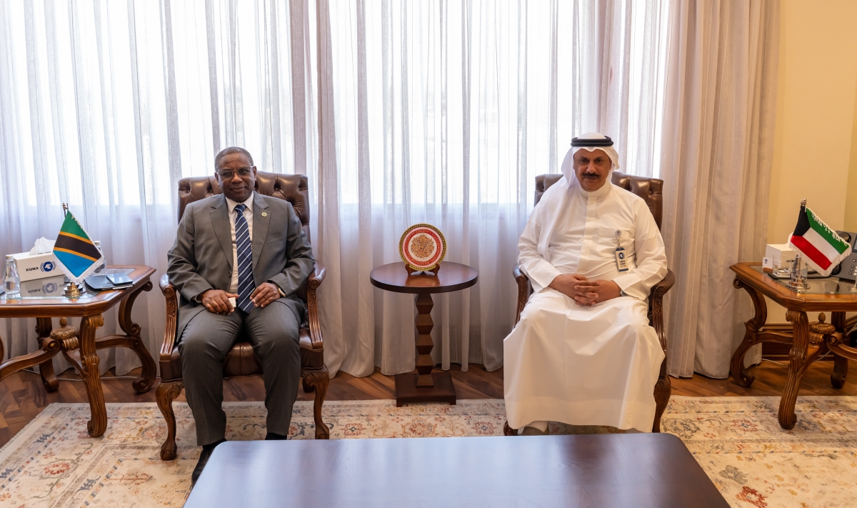 محمد المناعي مستقبلاً سفير تنزانيا