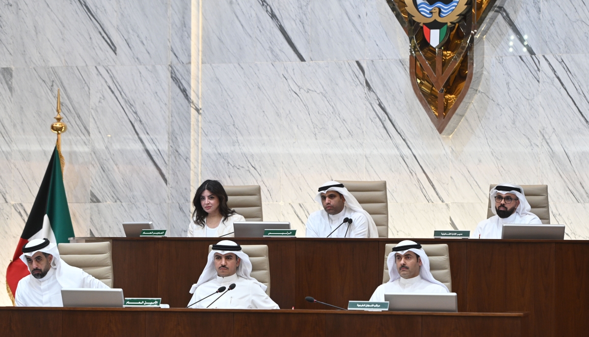 المحري مترئساً الجلسة بحضور مديرة البلدية (تصوير نايف العقلة)