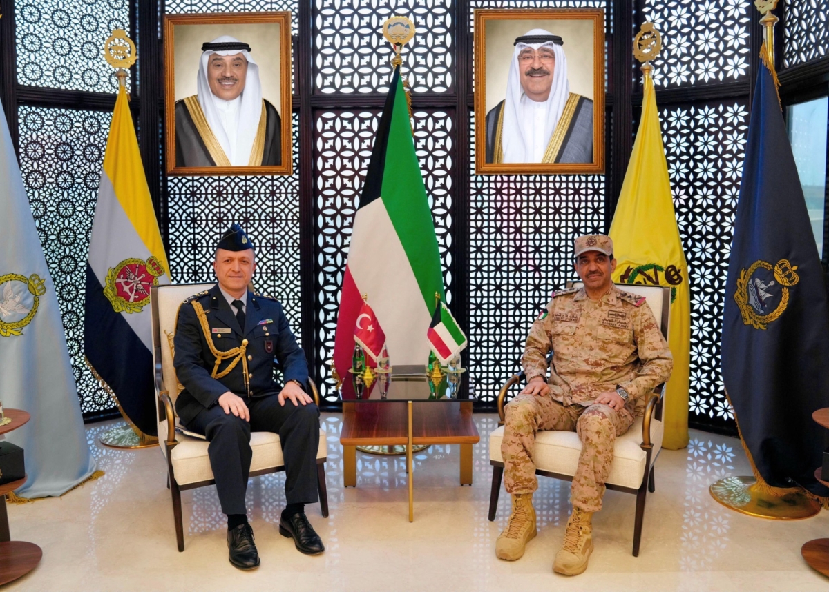 الفريق الشريعان مع العقيد جوكهان تكين