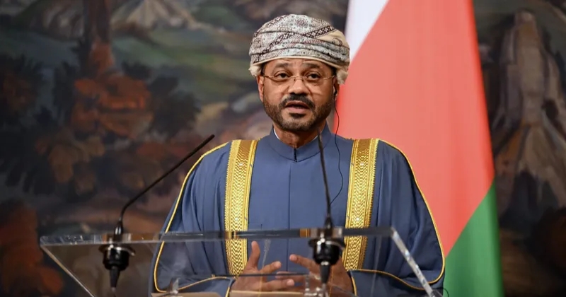 وزير الخارجية العماني: ندعم تنفيذ مذكرة التفاهم بين إيران و أميركا. حريصون على بقاء الملاحة في هرمز آمنة ولا نؤيد فرض رسوم على العبور التزاماً بالقانون الدولي. مسؤولية التأكد من خلو المضيق من الألغام تقع على عاتق #إيران 