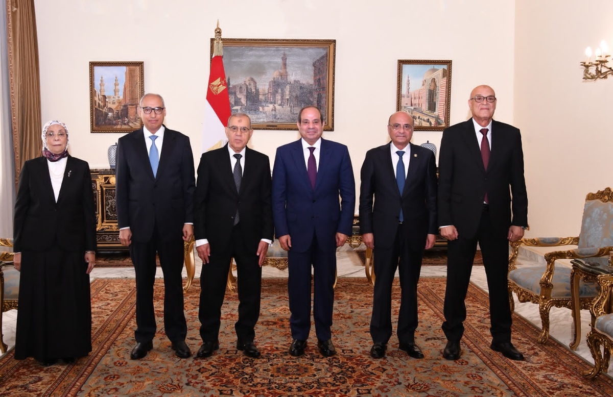 السيسي يتوسّط قيادات قضائية