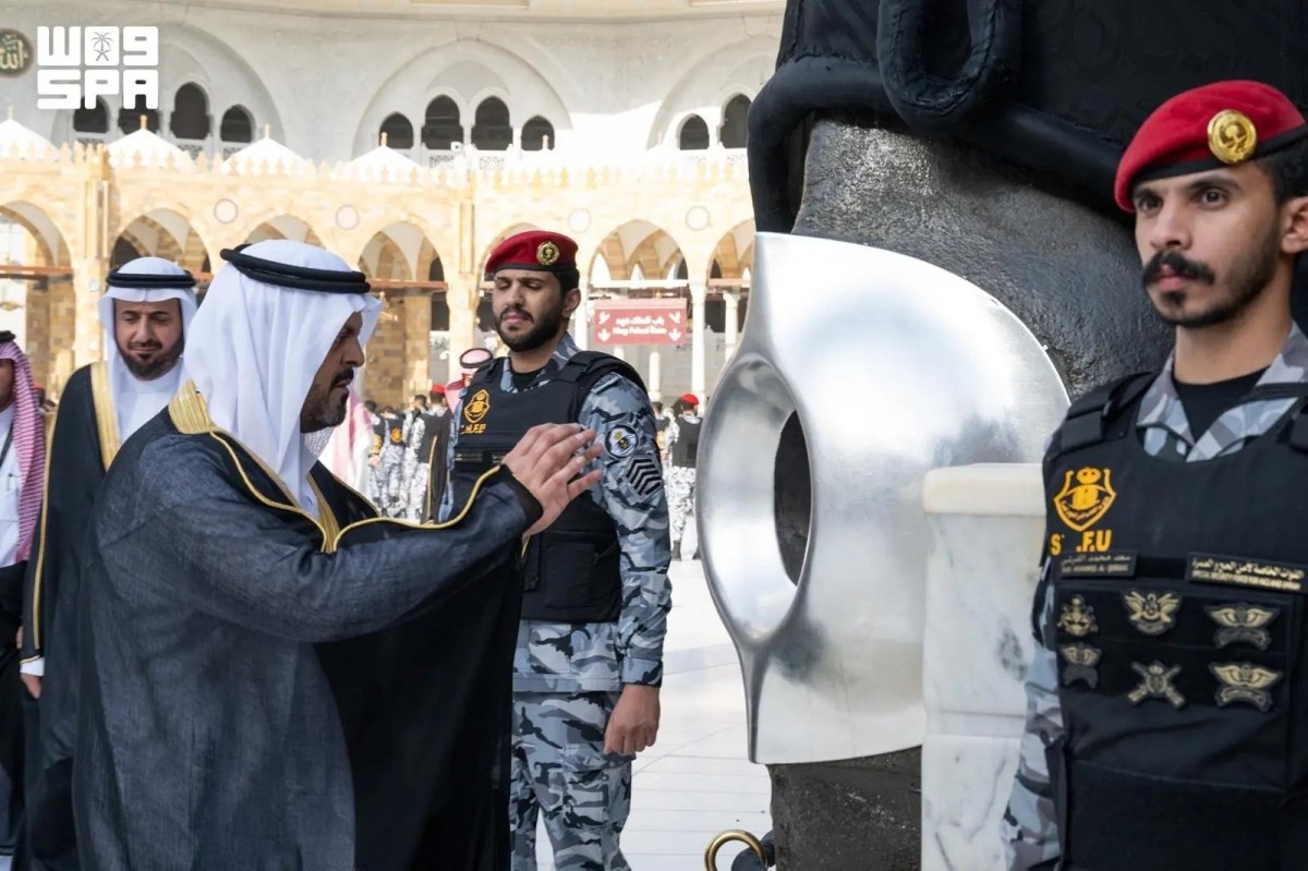  نائب أمير مكة المكرمة يتشرف بغسل الكعبة 