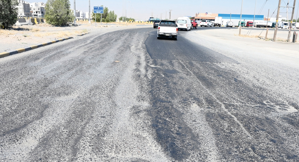 


«حفريات» وحصى متطاير على الطريق 	(تصوير سعود سالم) 