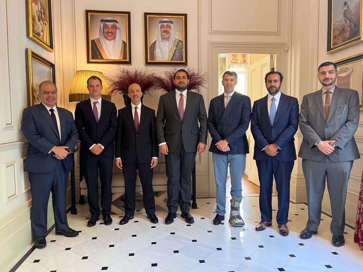 المنيخ مع وزير الدولة البريطاني
