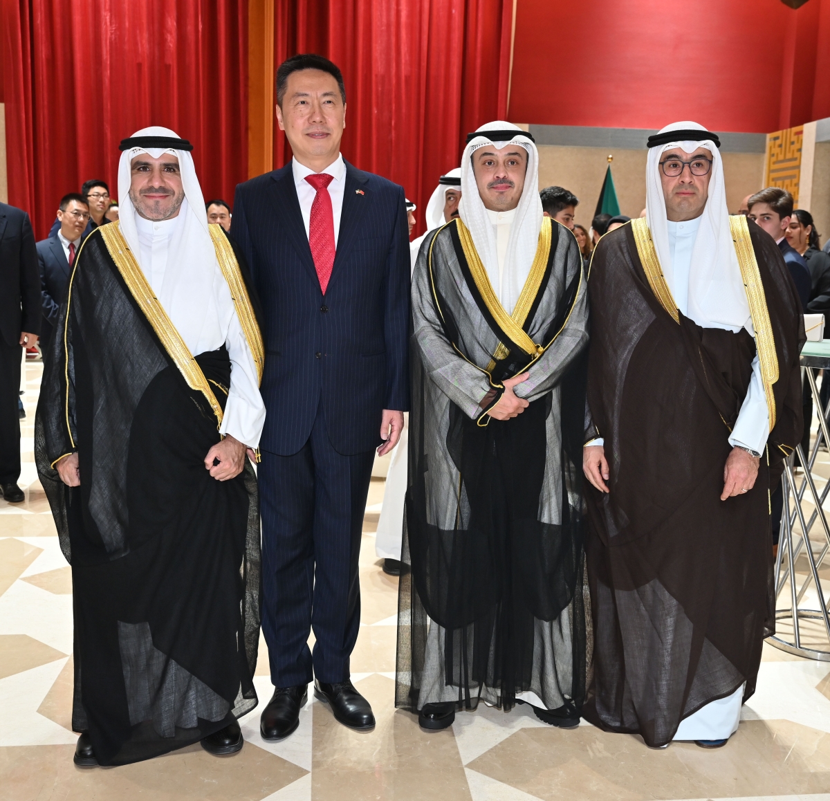 السفير الصيني مع نواف الأحمد وصادق معرفي والشيخ عبدالله الناصر (تصوير أسعد عبدالله)
