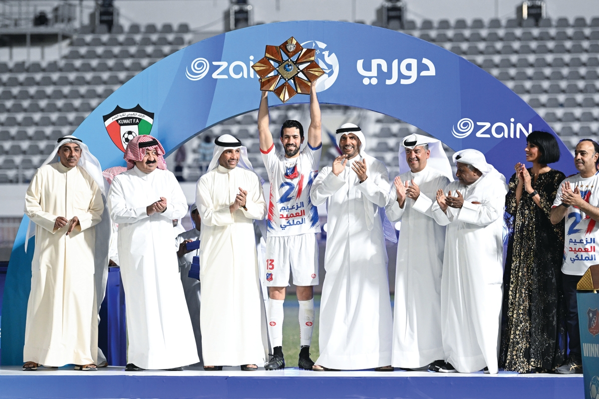 وليد الخشتي يشارك في تتويج نادي الكويت بلقب دوري زين الممتاز
