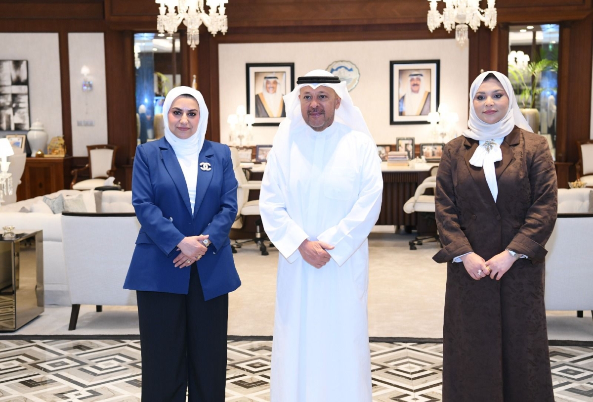 محافظ الفروانية مستقبلاً إيمان العنزي وحنان الغريب