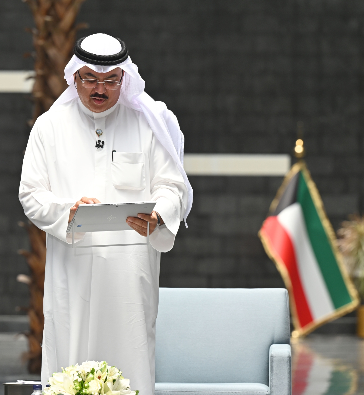 الطبطبائي يعتمد النتائج وقوفاً تقديراً للطلبة (تصوير أسعد عبدالله)