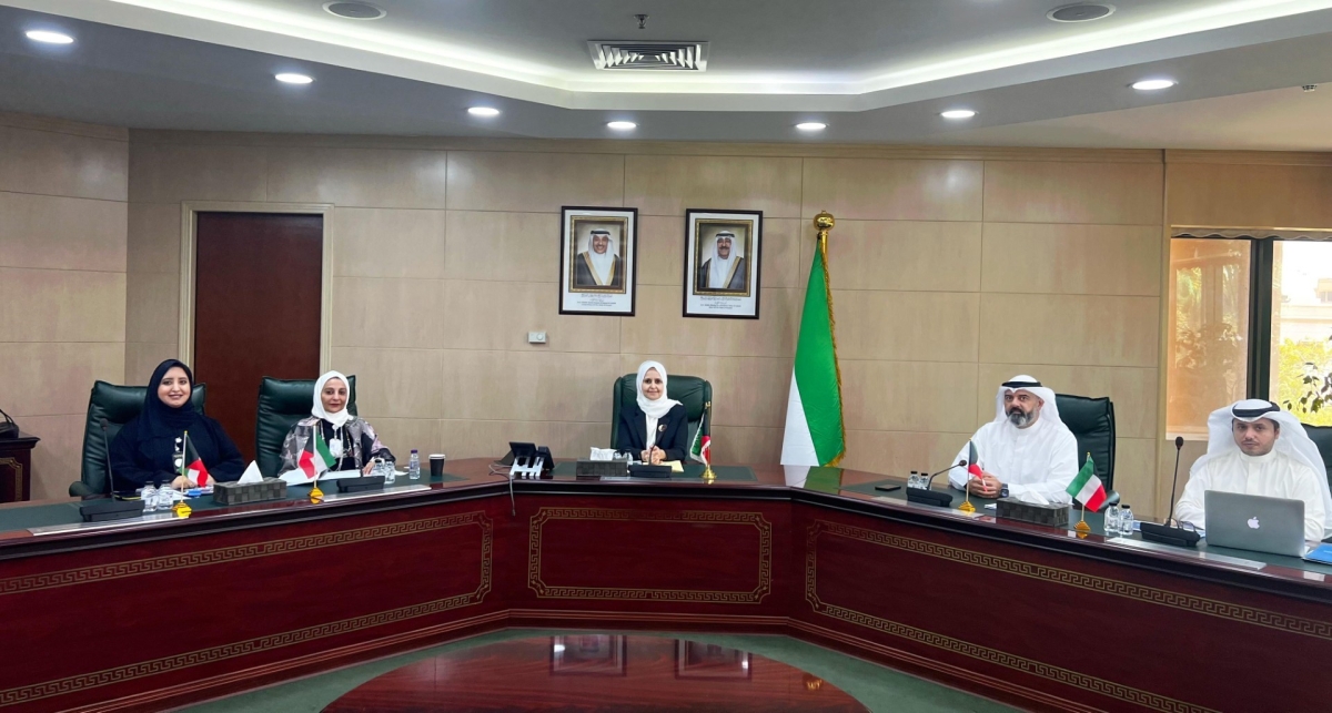 الوزيرة الفليج خلال الاجتماع