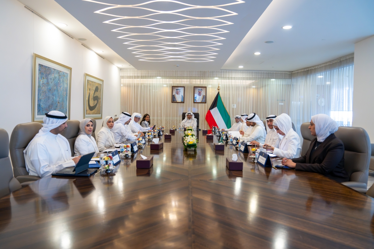 رئيس الوزراء مترئساً اجتماع لجنة متابعة المشاريع التنموية الكبرى