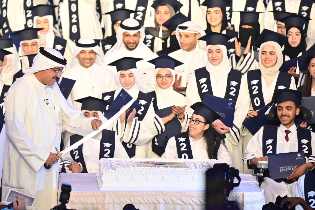 الوزير يقطع قالب الحلوى الخاص بالتكريم (تصوير أسعد عبدالله)