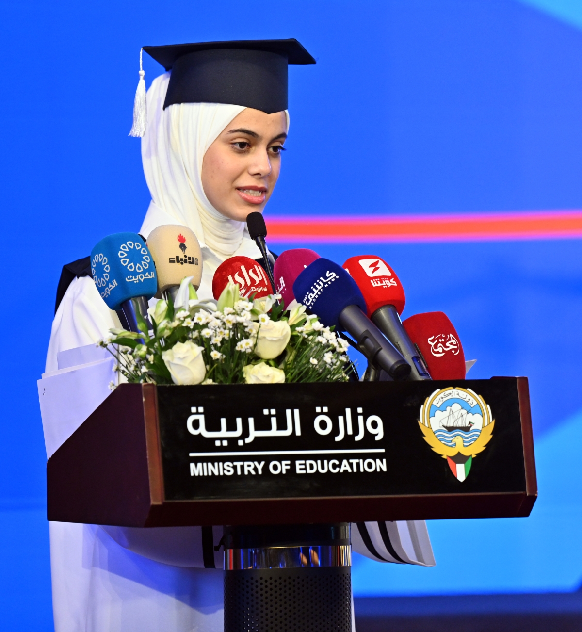 طيبة الهاجري تلقي كلمة المتفوقين