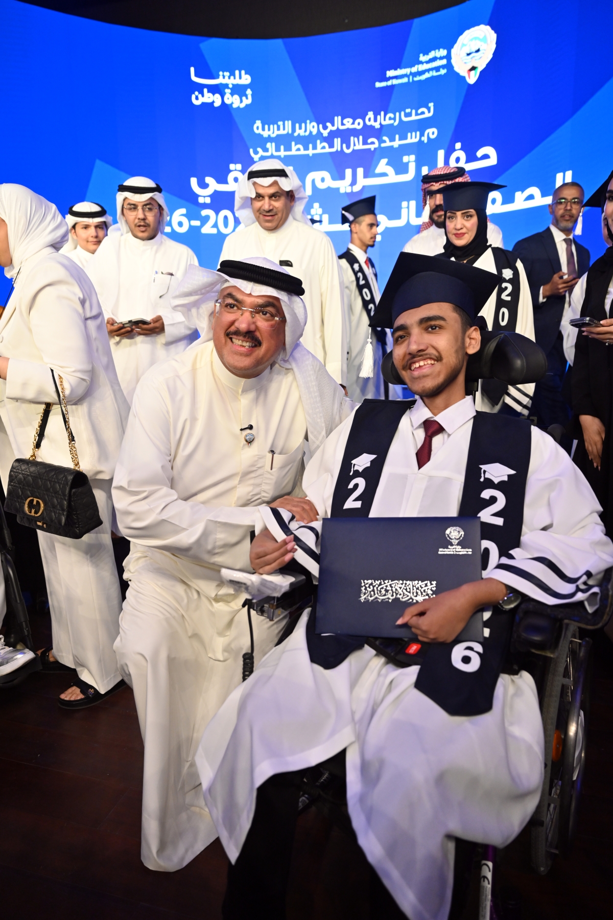 الوزير مع أحد المتفوقين