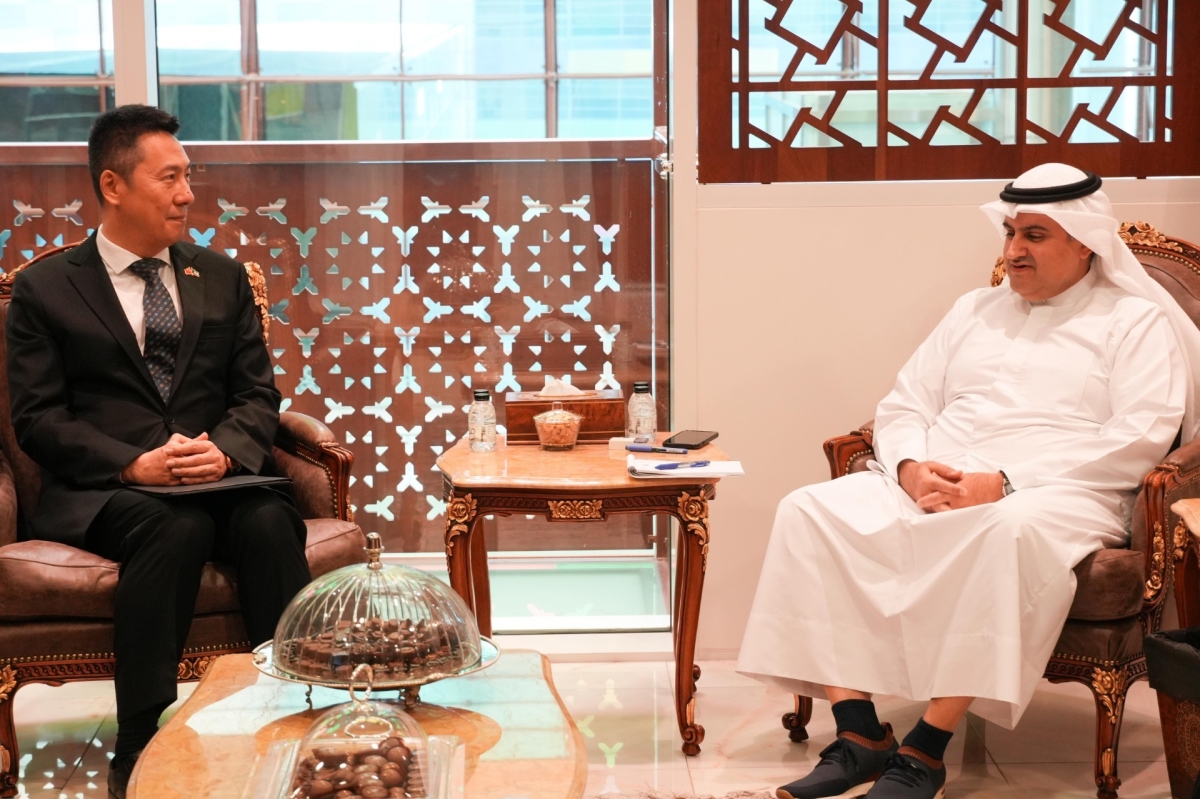 السميط خلال لقائه السفير الصيني