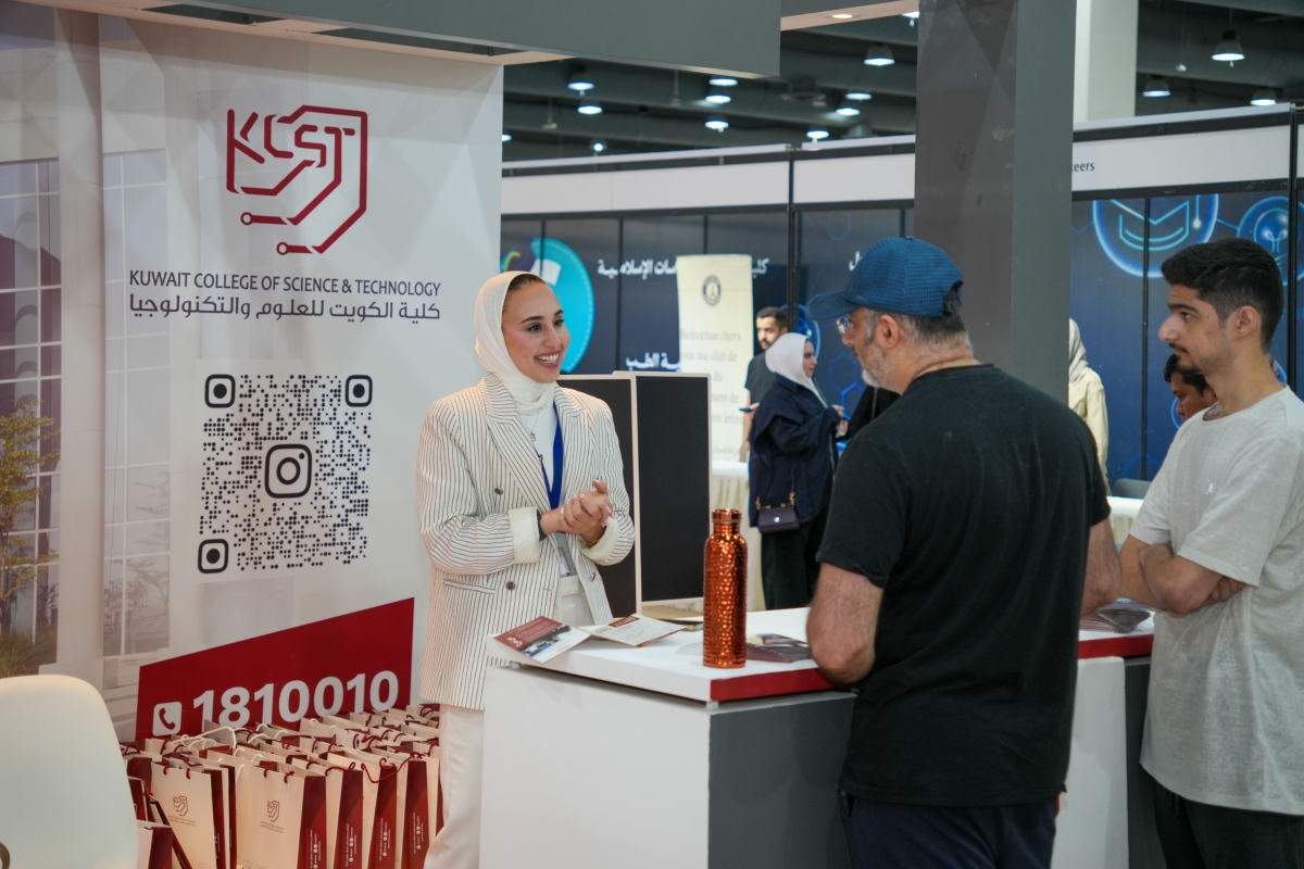 الطلبة يتوافدون على جناح «KCST»