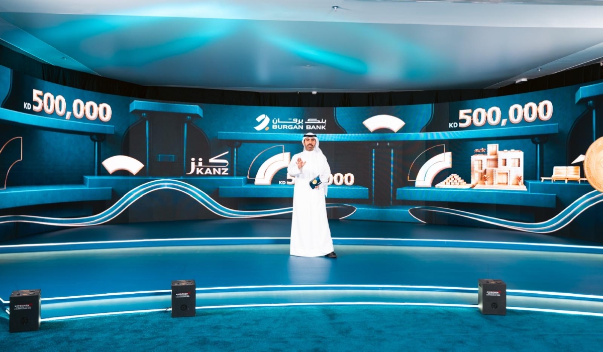 الإعلامي عبدالله مال الله خلال إجراء السحوبات