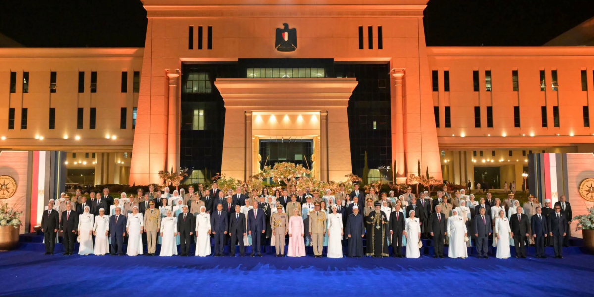 السيسي في صورة تذكارية عقب افتتاح مقر «الأوكتاغون»