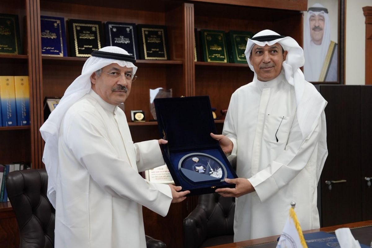 المستشار المسعد والفقعان بعد توقيع الاتفاقية