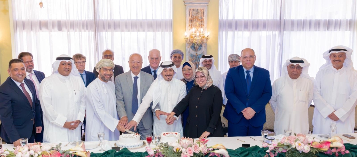 الحضور في صورة جماعية مع الخروصي وسونمز خلال الحفل