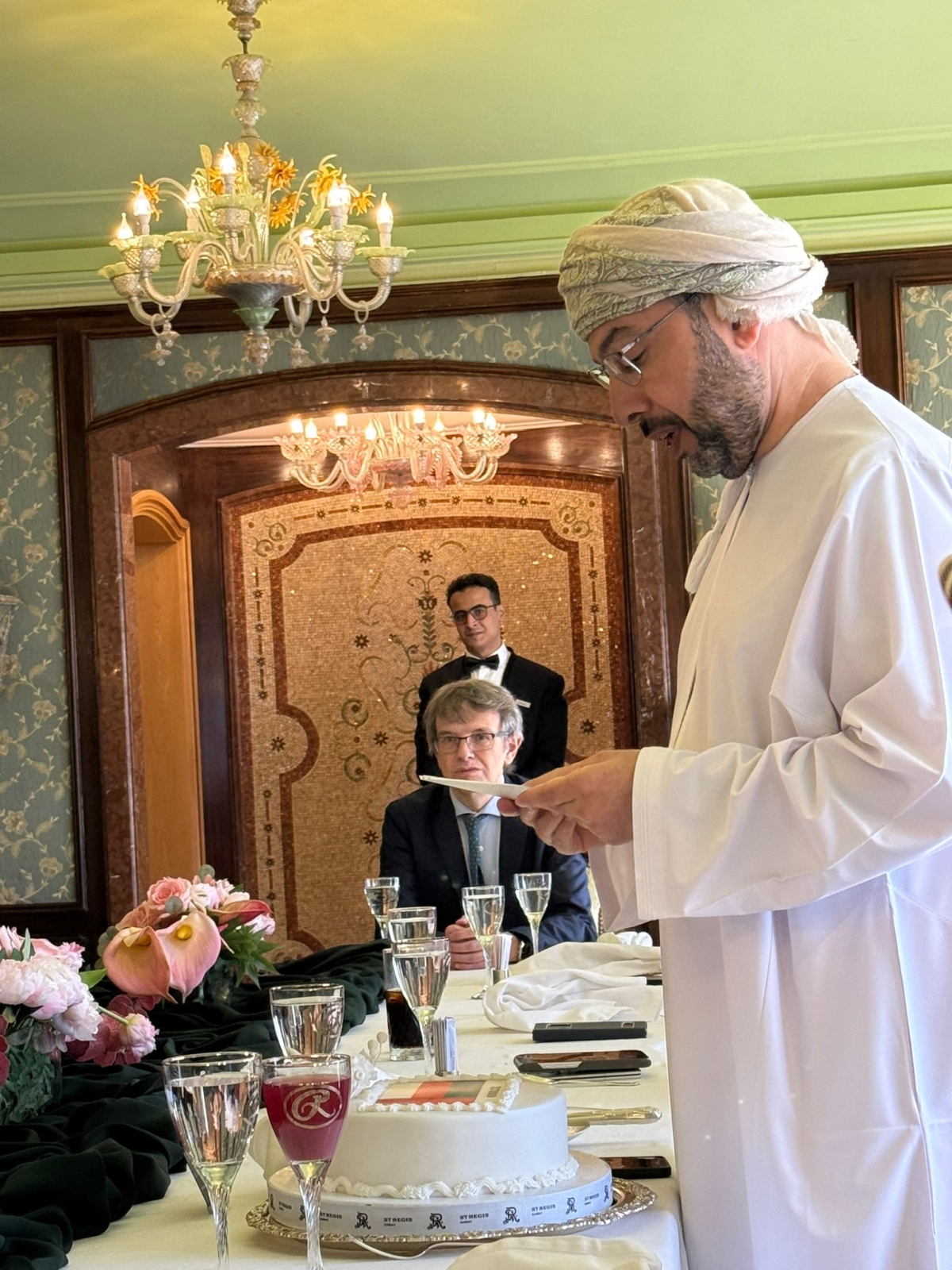 الخروصي ملقياً كلمة في الحفل