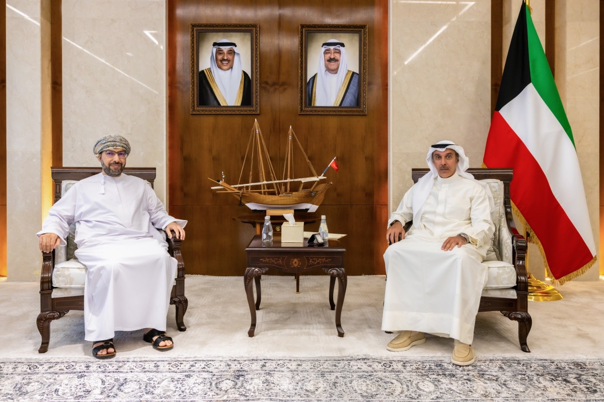 نائب وزير الخارجية مع سفير عمان