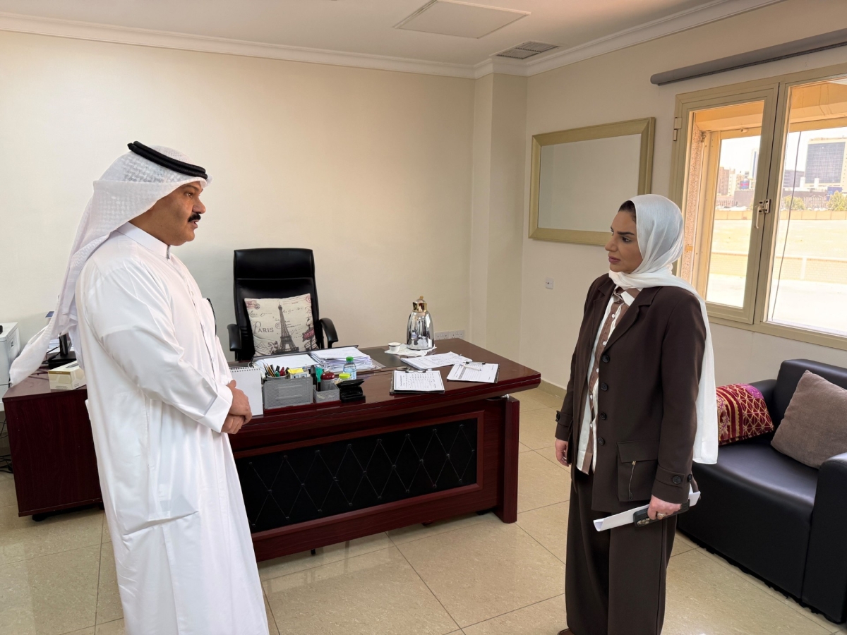 الوزيرة خلال لقائها أحد مسؤولي المراكز التابعة للوزارة في الجهراء