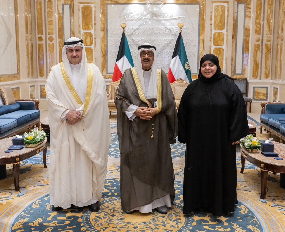سمو الأمير لدى استقباله وزير العدل ووكيلة الوزارة الجديدة