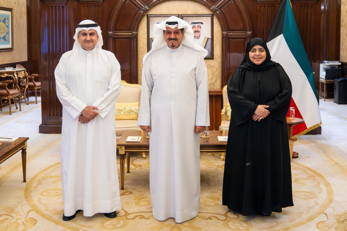 رئيس الوزراء مستقبلاً المستشار السميط وعواطف السند