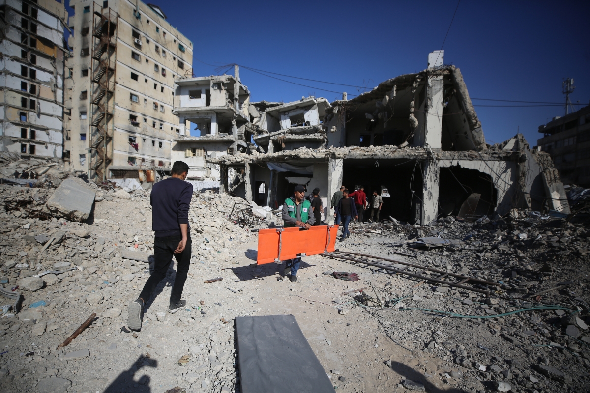فلسطينيون يبحثون عن ضحايا قصف إسرائيلي على غزة
