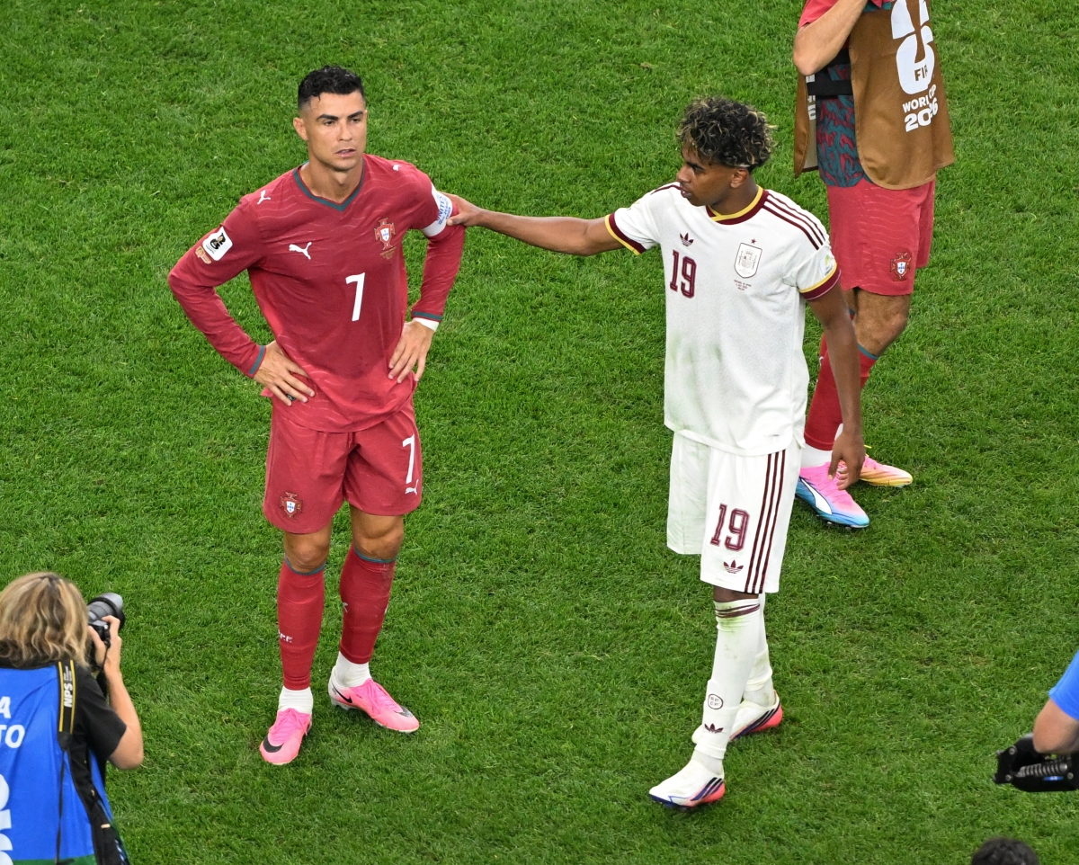 لامين يامال مواسياً كريستيانو رونالدو