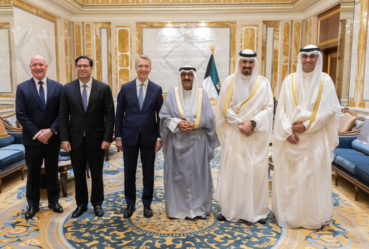 صاحب السمو مستقبلاً المدير العام لـ«تشجيع الاستثمار» والرئيس التنفيذي لـ«بروكفيلد» والوفد المرافق